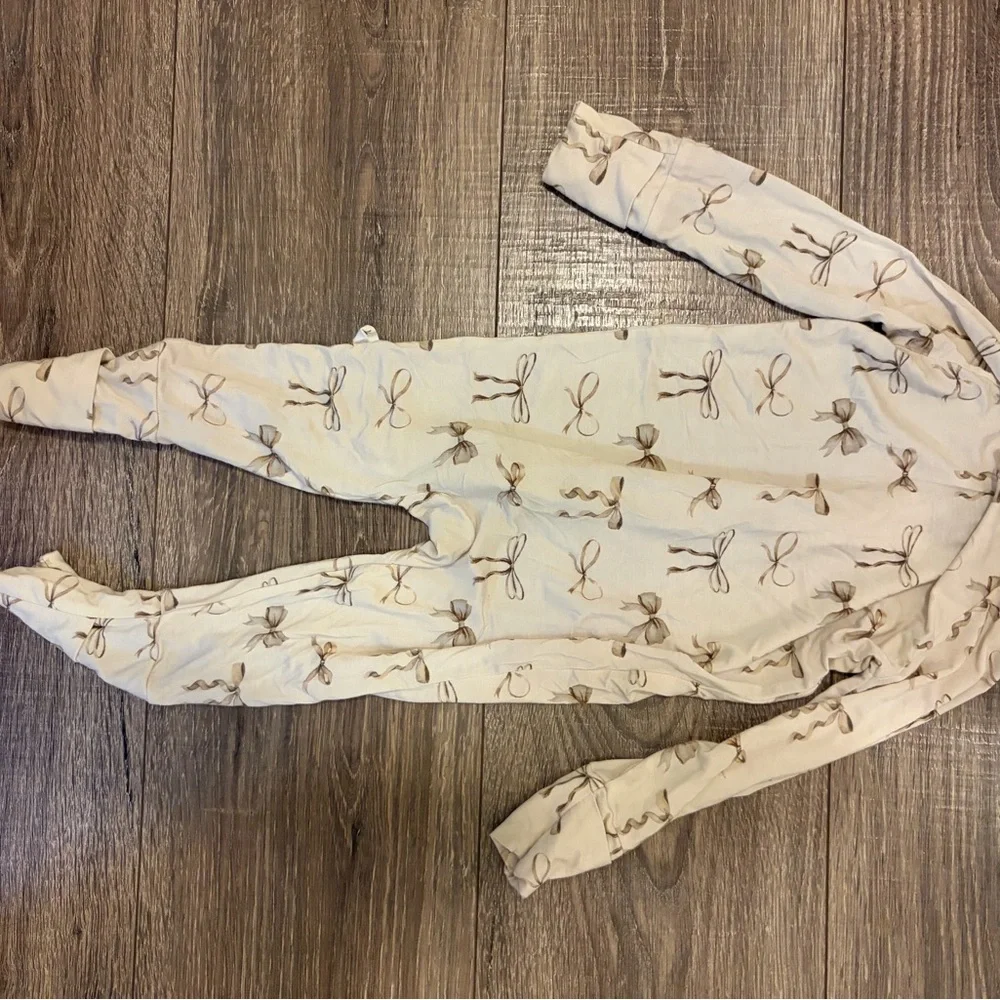 Cream Footie with Bow Pattern - Picture 4 of 5